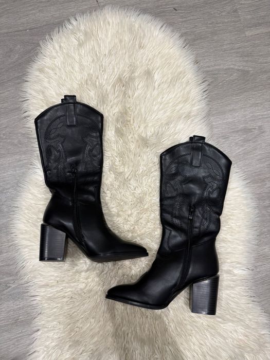 Botas texanas com detalhe