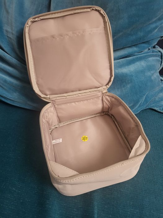 Jasnoszara kwadratowa kosmetyczka