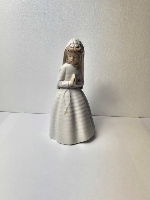 Duża Hiszpańska Figurka porcelana Nao Lladro "Pierwsza komunia" 23 cm
