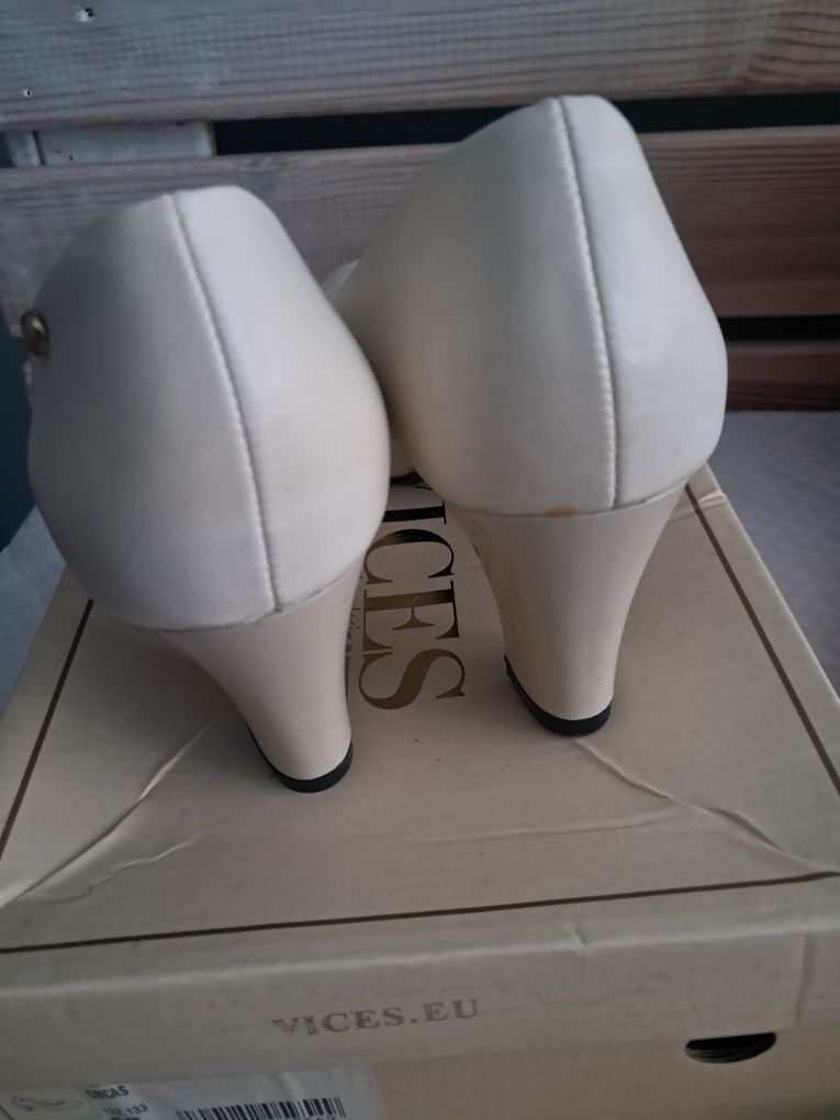 Buty na obcasie, beżowe