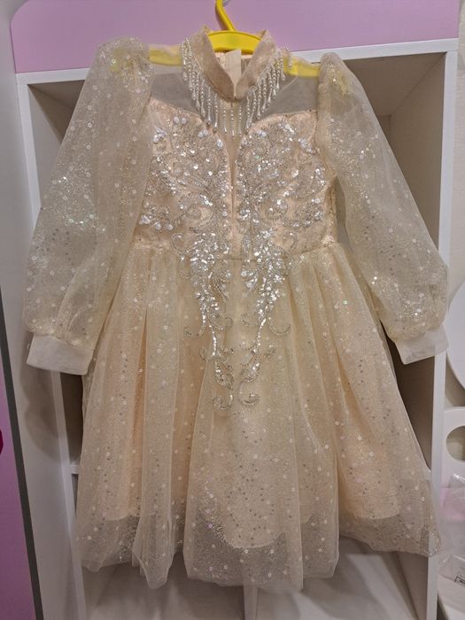 Неймовірно гарна золота сукня для дівчинки 7 років