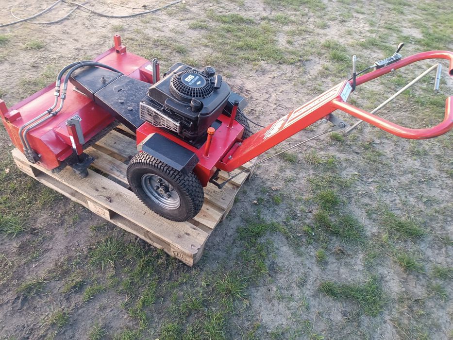 Zamiatarka hydrauliczna samojezdna spalinowa  z napędem Kerstin 1000