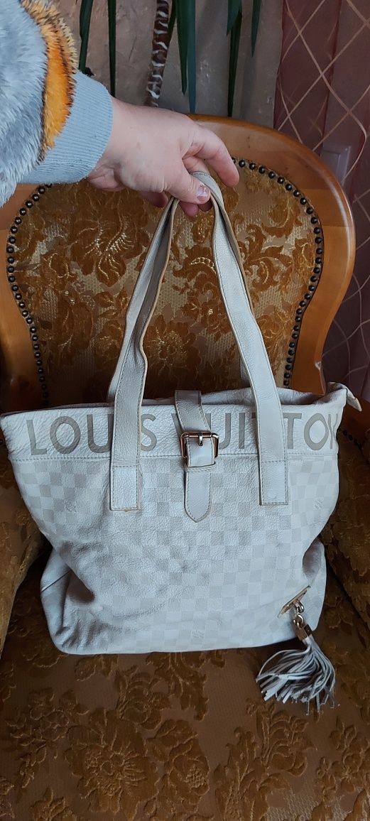 Классная кожаная сумка Louis Vuitton