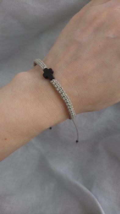 Bransoletka sznurkowa szara pleciona makrama krzyżyk czarny Howlit