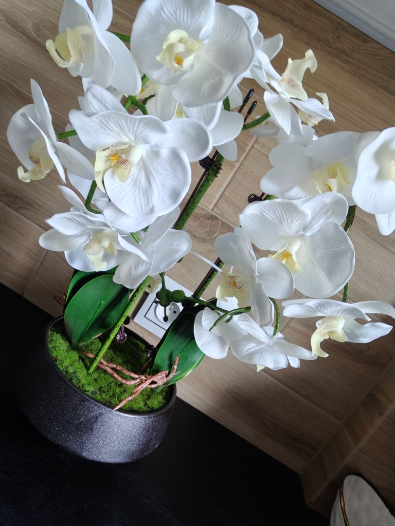 Duży przepiękny biały sztuczny storczyk orchidea w czarnej doniczce