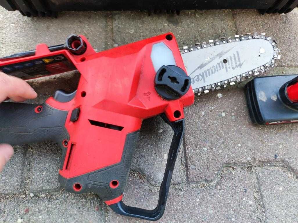 Piła łańcuchowa Milwaukee M12FHS-0 2aku walizka