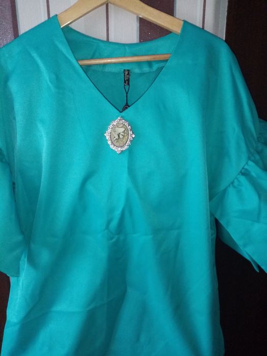 Костюм двойка з оригінальною брошкою