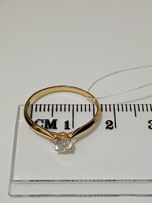 Золотое кольцо с фианитом 375 пробыбы.