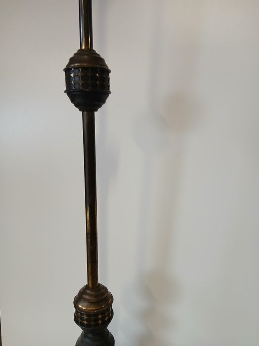 Wysoka lampa stojąca .