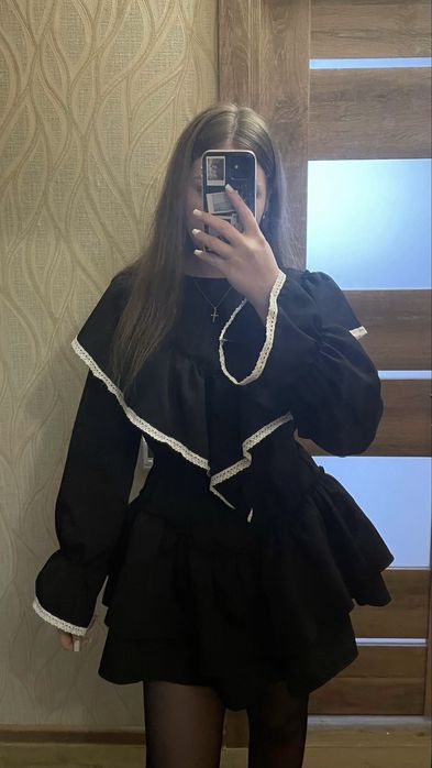 сукня з акцентним комірцем