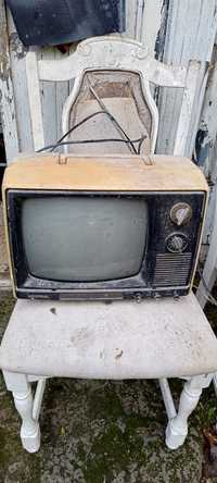 Stary telewizor czarno biały z PRL z radiem