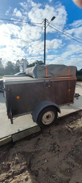 Vendo atrelado com tenda de tejadilho