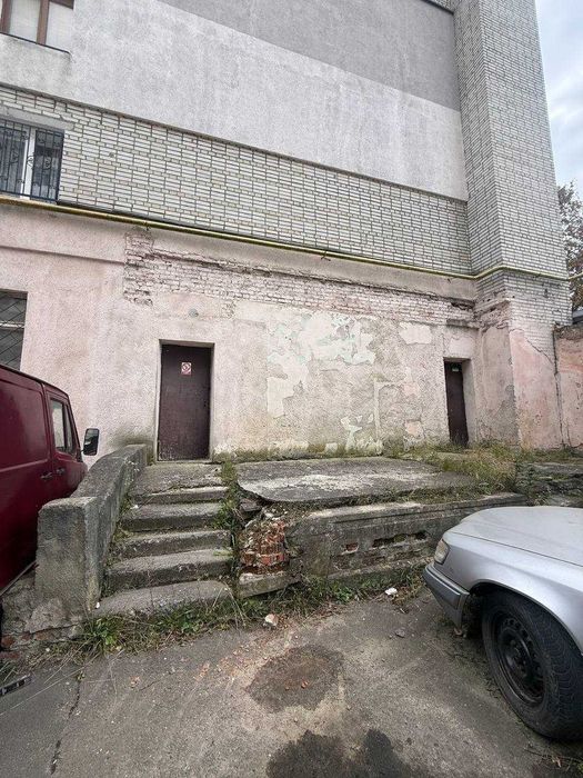 Продаж приміщення з фасадним входом вул Миколайчука