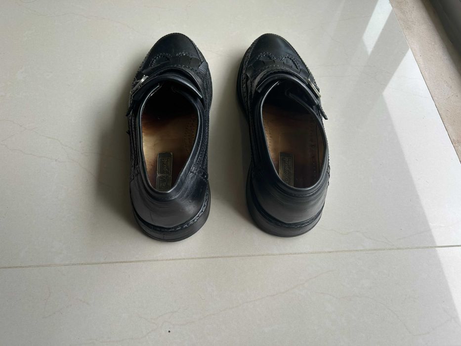 Sapatos clássicos em pele