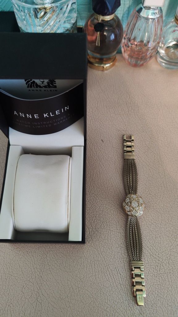Годинник жіночій Anne Klein.