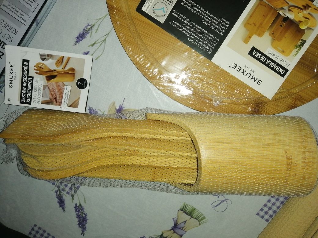 Zestaw akcesoriów kuchennych deska noże oraz łyżki bambusowe