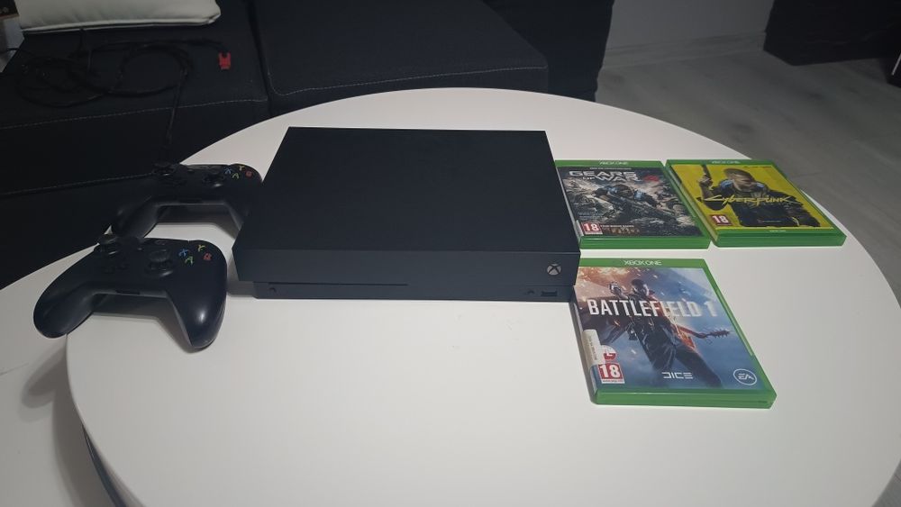 SprzedamXbox One X z padami i grami