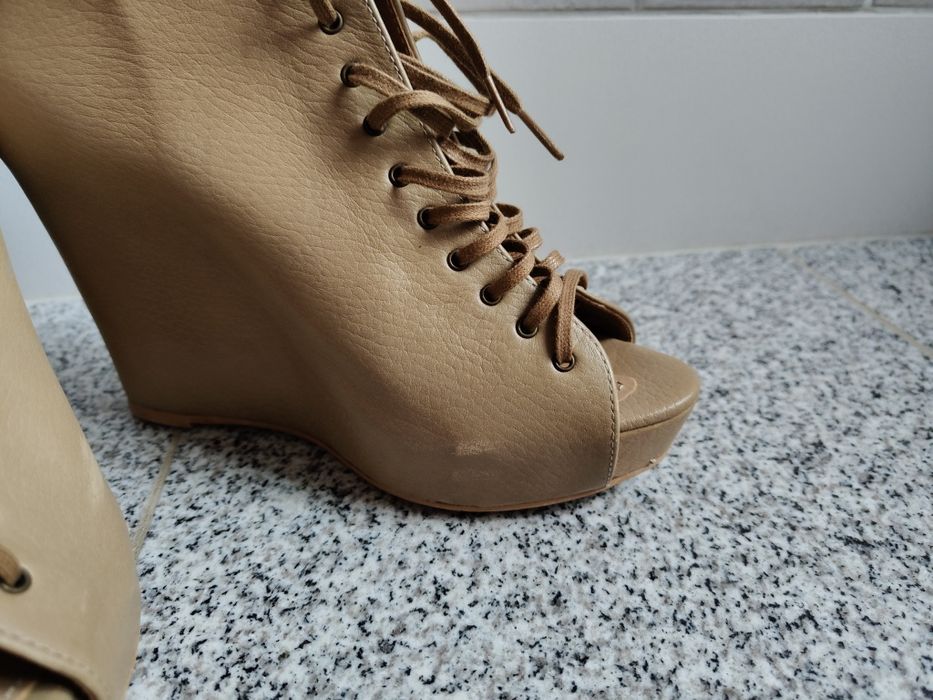 Stradivarius Letnie botki koturny eko skóra,  R. 37 beż