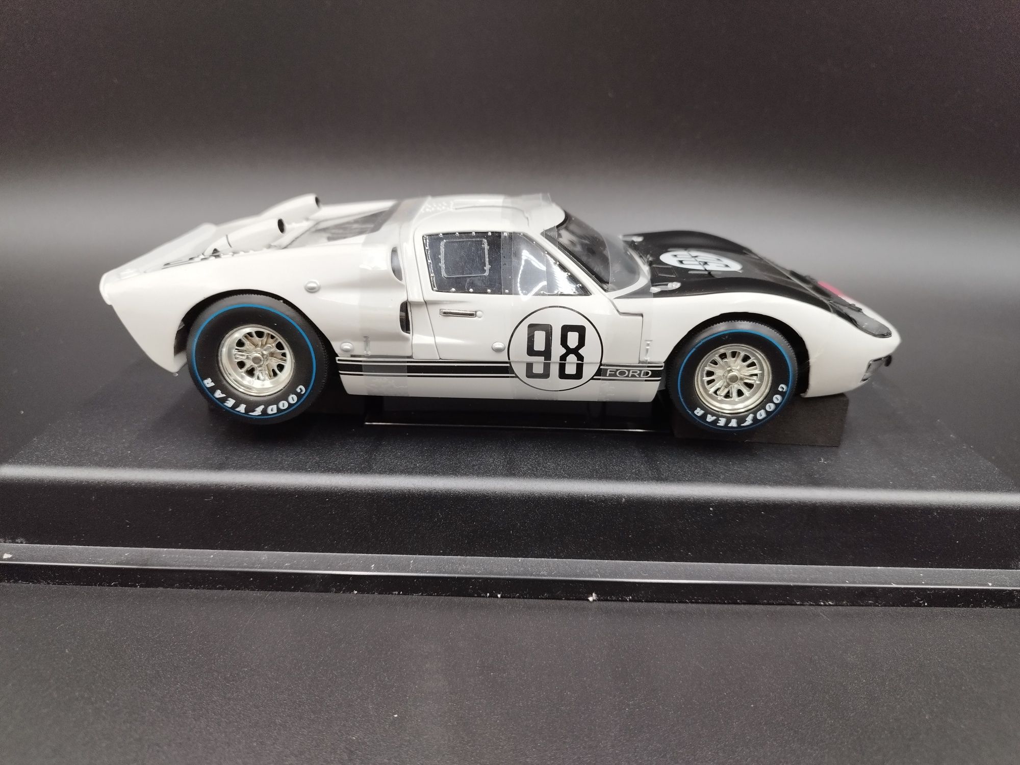 1:18 Shelby COLLECTIBLES  Ford GT40 MK ll model