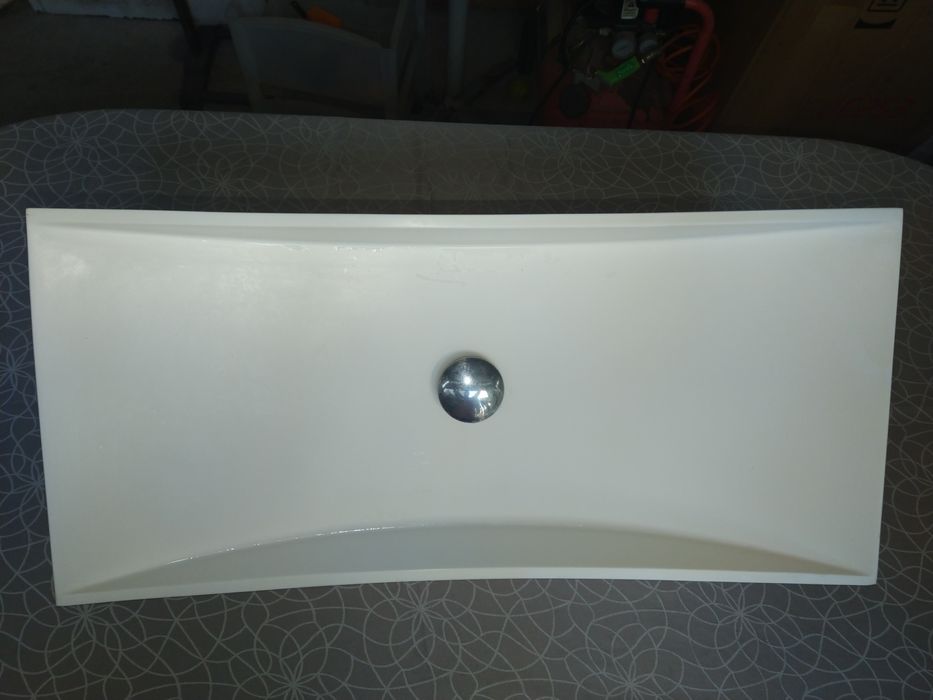 Lavatório branco cerâmico moderno usado