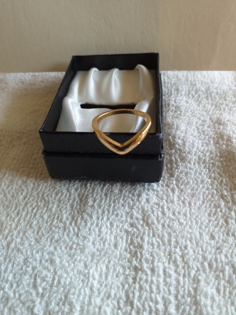 PROMOCJA   , Nowy pierścionek w złotym kolorze rozmiaru 5 .
