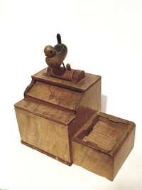 Antiga caixa cigarreira mecânica em madeira para restauro