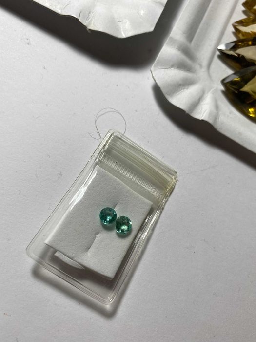 Esmeraldas lapidadas e com calibração precisa.