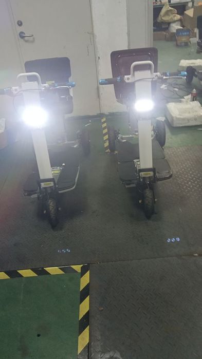 Розкладний трьохколесний електроскутер