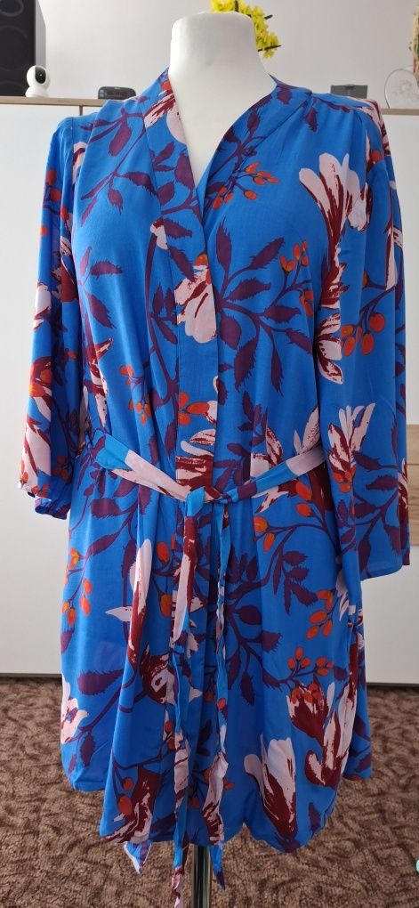 Kimono w kwiaty wiązane