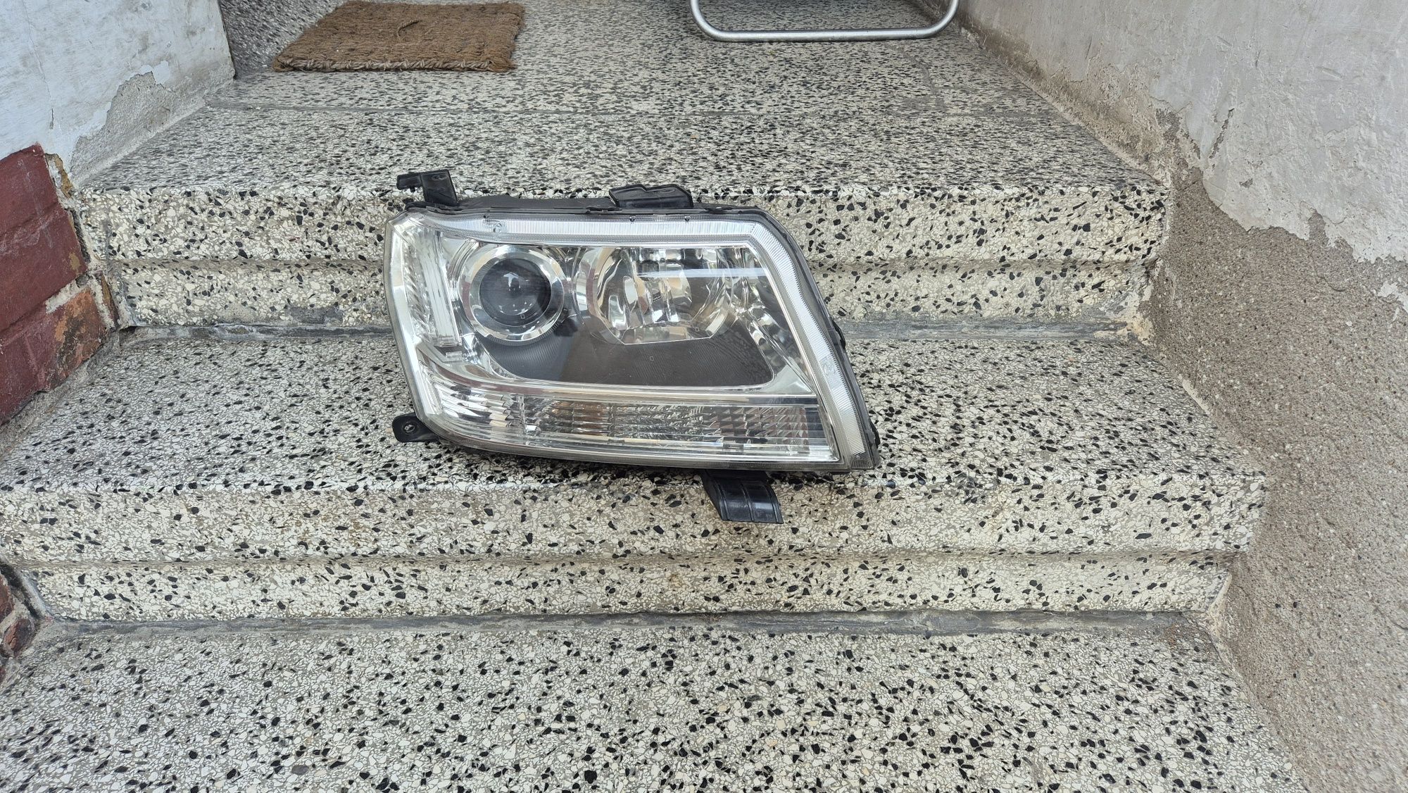 Lampa przednia Prawa SUZUKI GRAND VITARA xenon