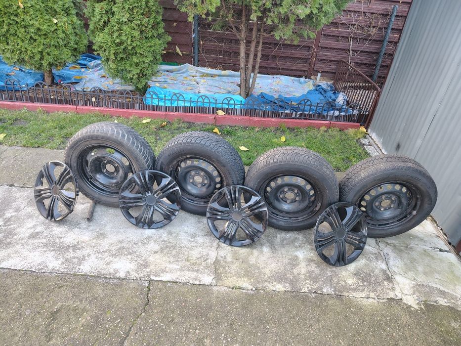 komplet opon zimowych PIRELLI z felgami i kołpakami 195/65 R15