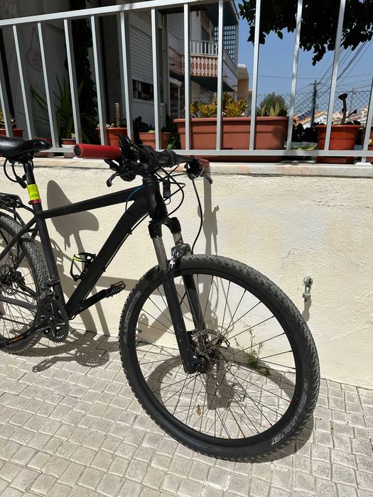 Bicicleta BTT com roda 27,5 com suporte de malas traseiro
