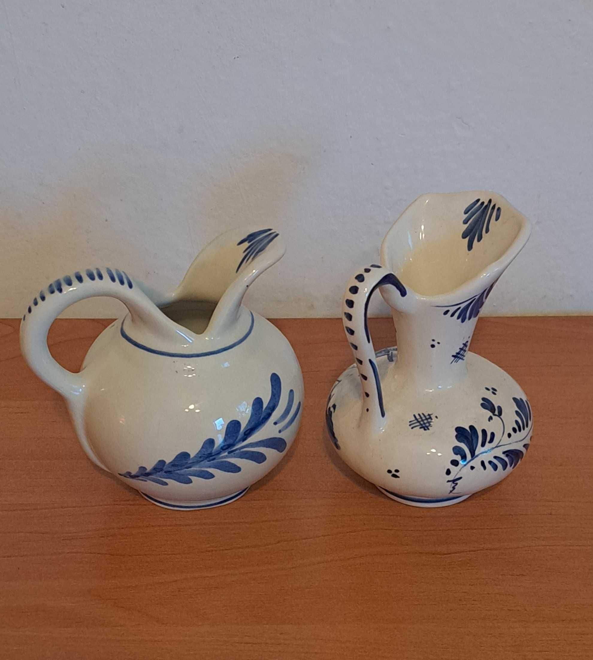 trzy porcelanowe dzbanuszki - Holandia - Delft - sygnowane