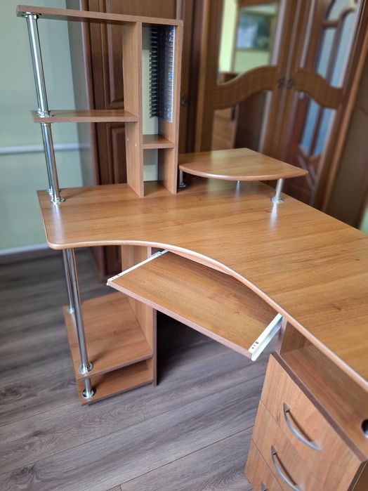 Стіл комп'ютерний