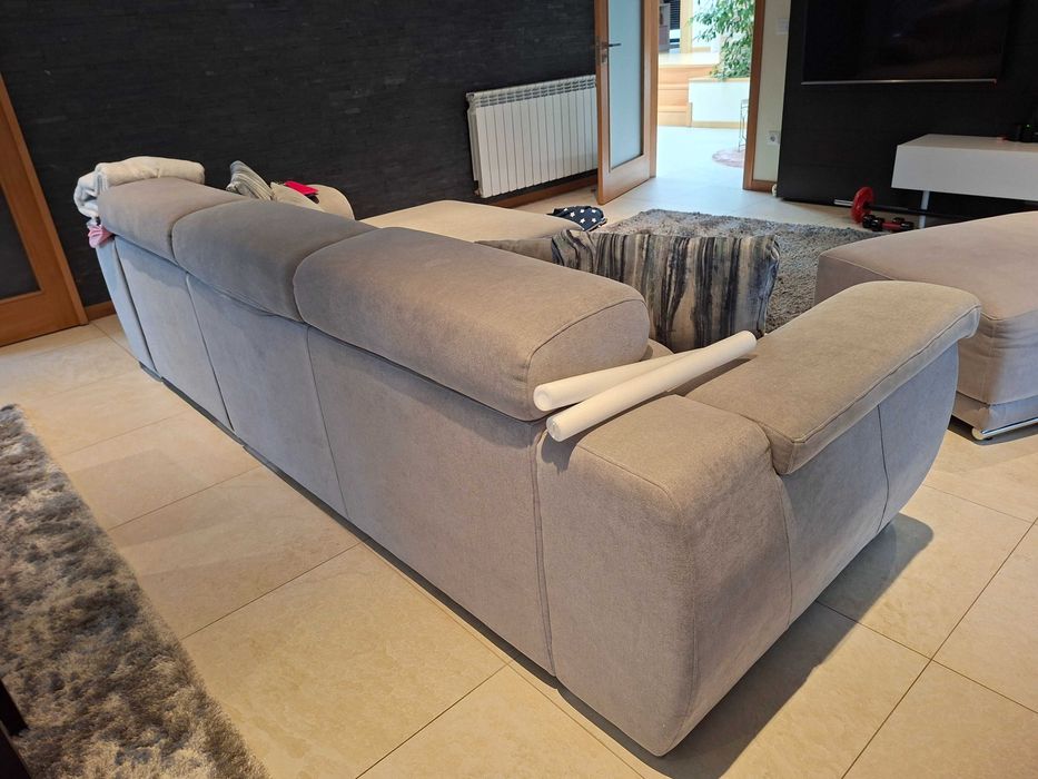 Sofá com chaise long cinza claro
