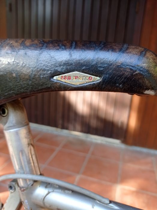 Bicicleta de estrada antiga cosmos