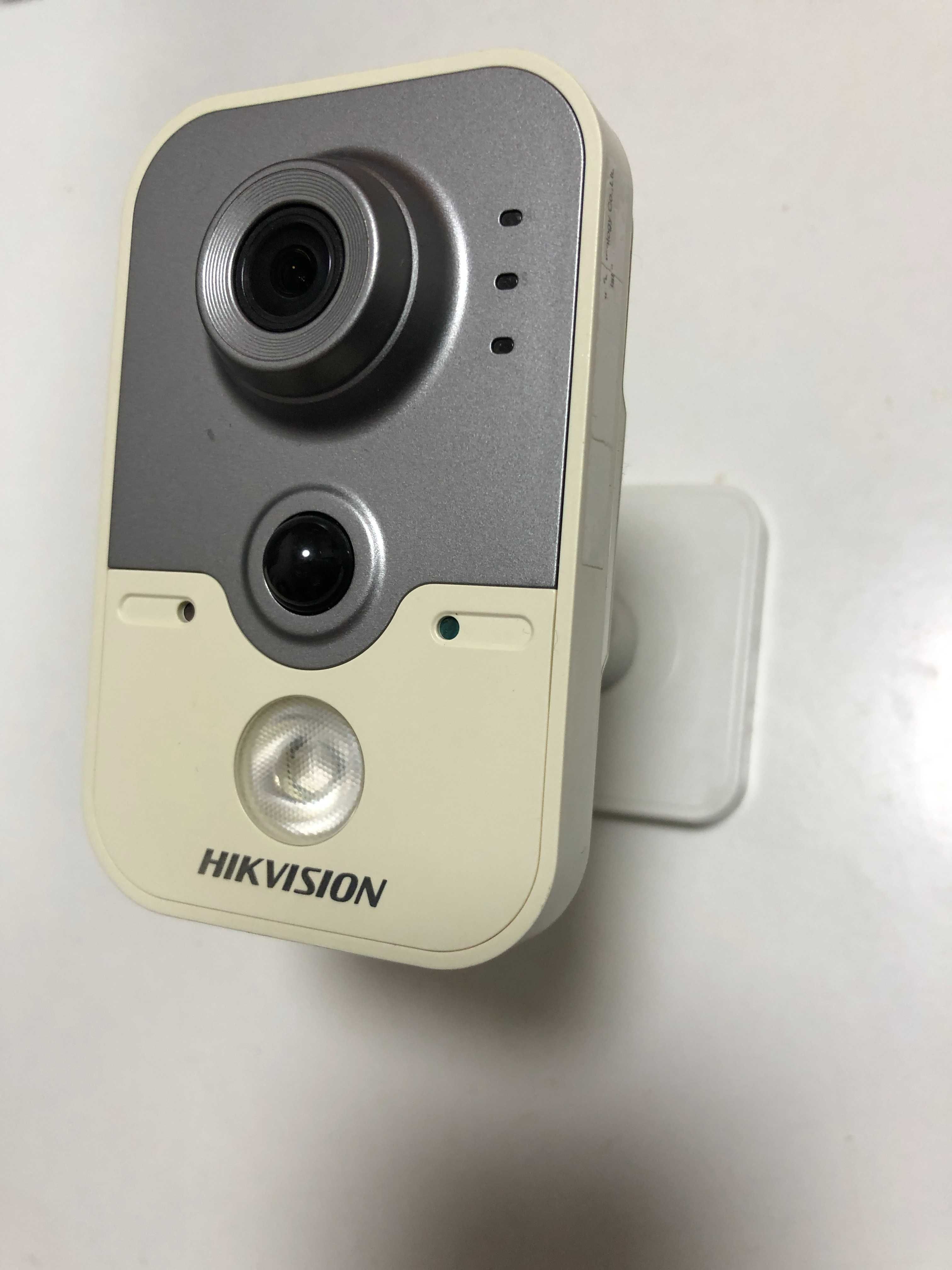 Kamera IP Hikvision DS-2CD2442FWD-IW 4mpx