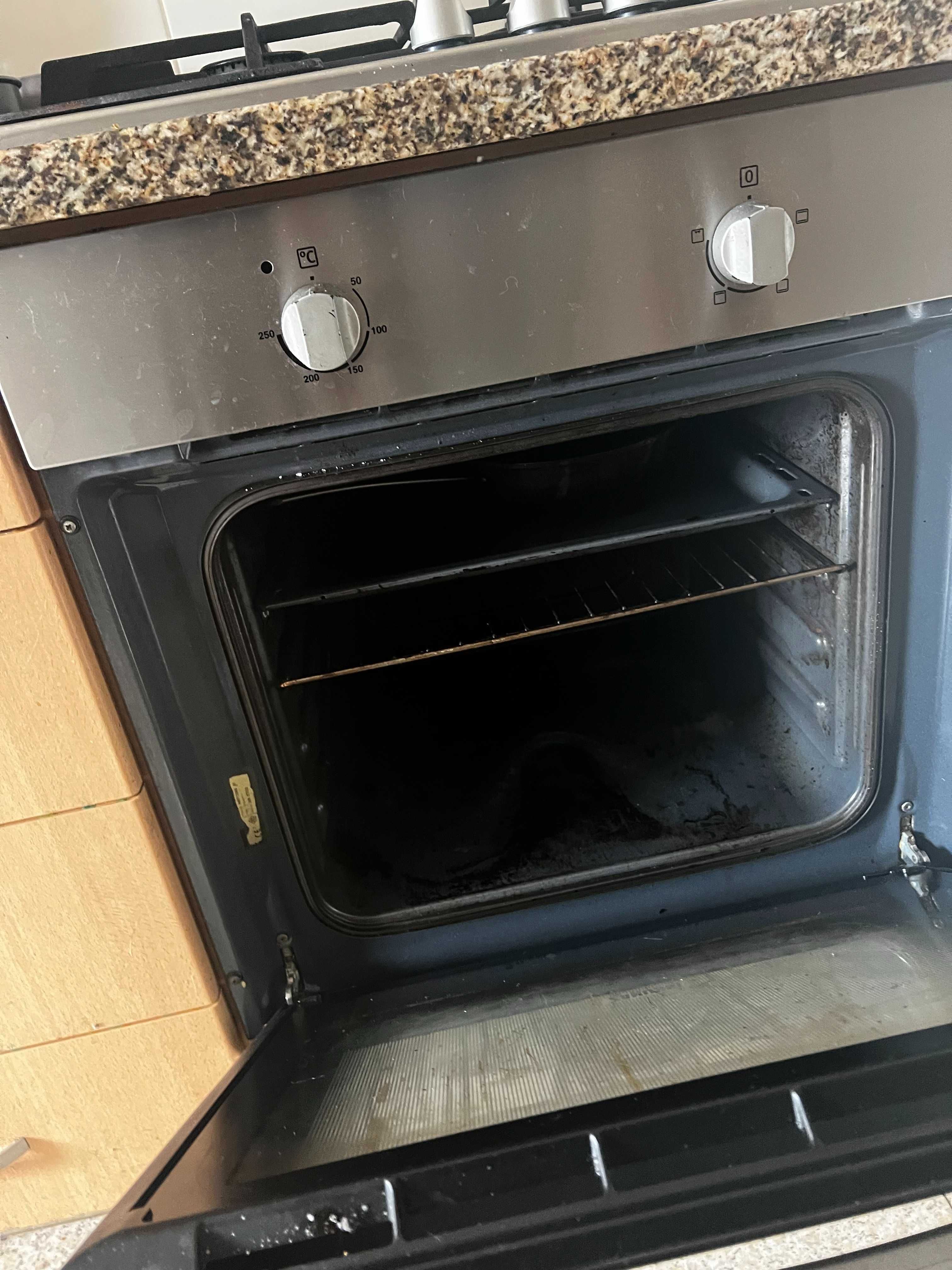 Forno *com marcas de uso