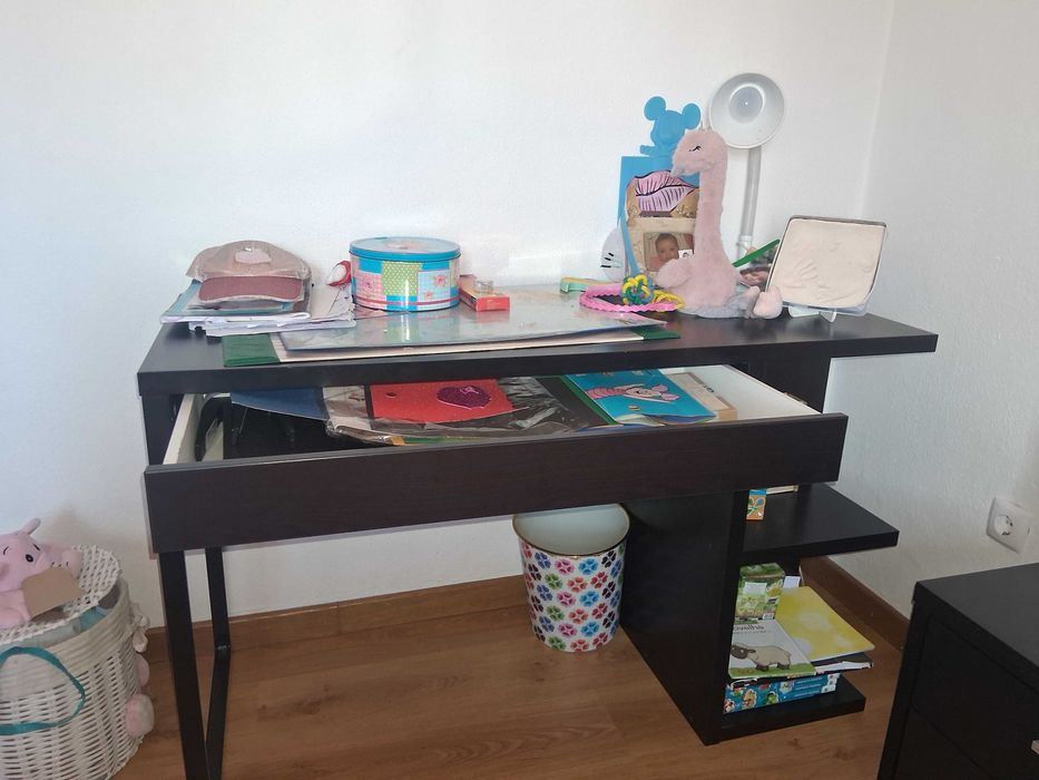 Móveis quarto, secretária e mesa