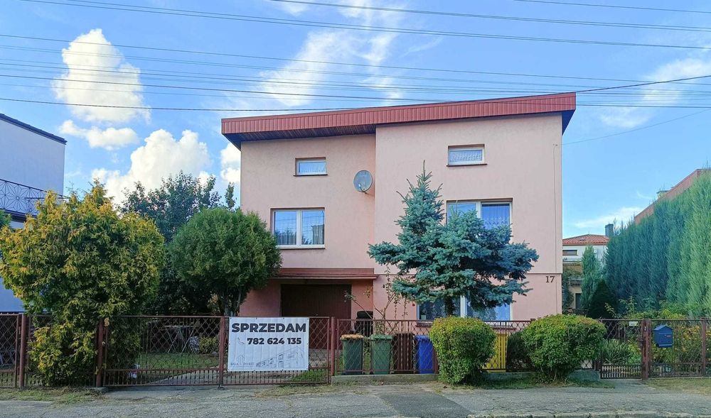 Dom z garażem na działce 5 arowej