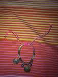 Pulseira colorida com árvores e guizos