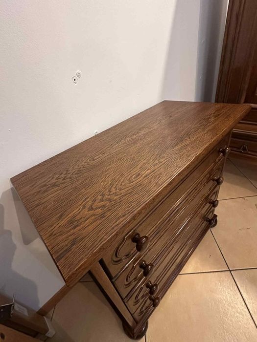 Komoda ciemny dąb 4 szuflady – mała komoda do sypialni.