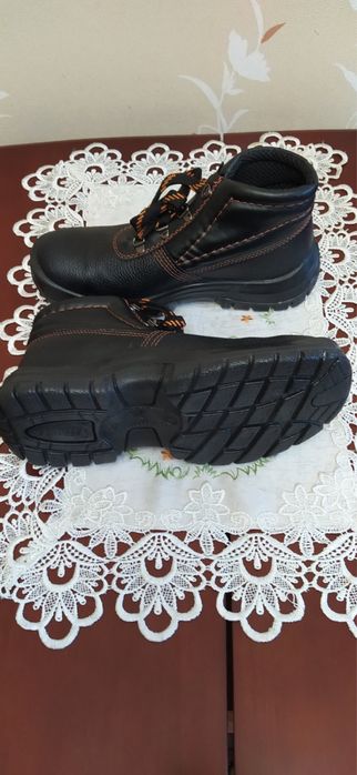 Продаются мужские ботинки