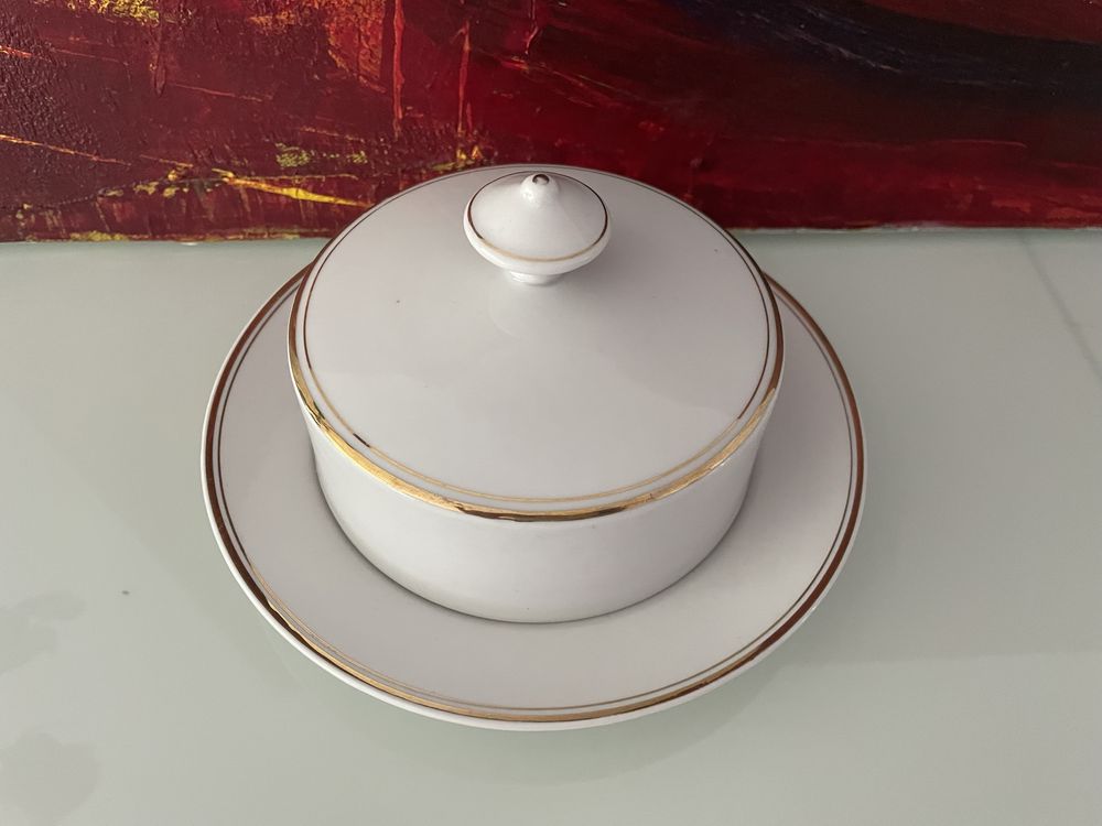 Porcelanowa,okrągła maselniczka
