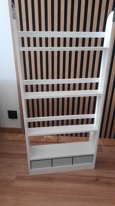 Wisząca półka do pokoju dziecięcego