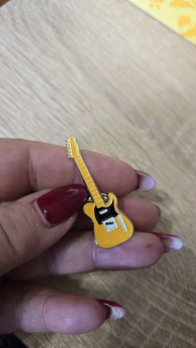 Przypinka gitara żółta.