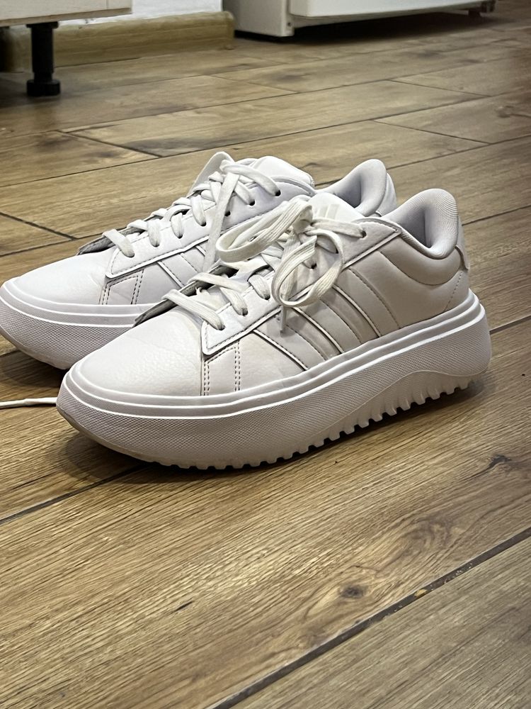 Кросівки жіночі Adidas