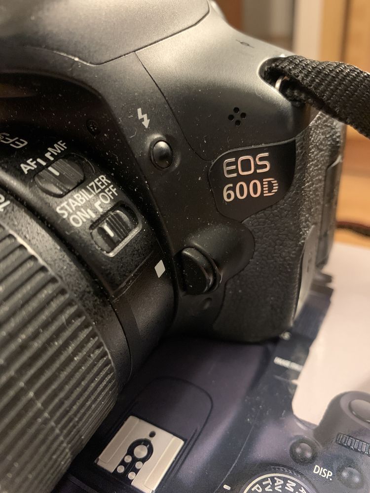 Canon ESO 600D z obiektywem Canon EFS 18-55mm, ładowarką i baterią