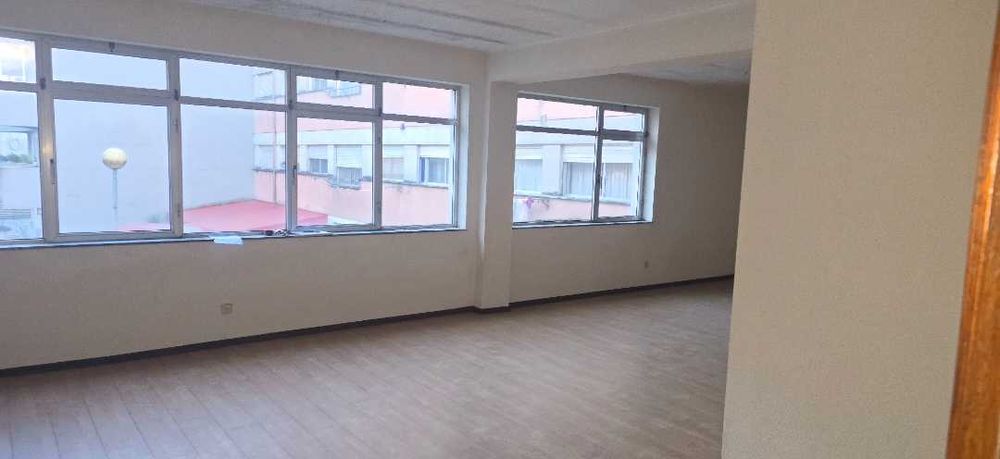 Escritorio perto da estação Braga