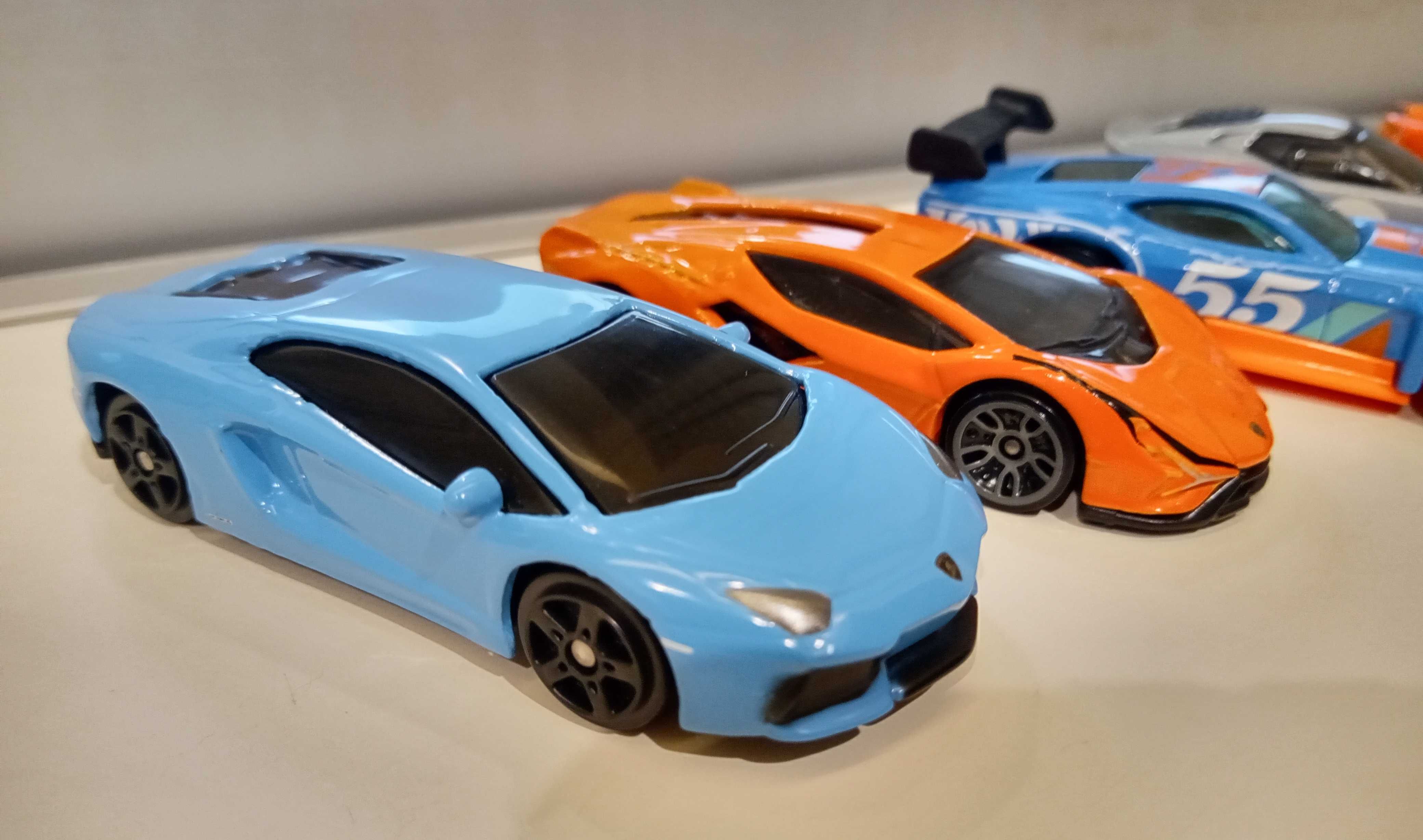 Hot Wheels e outros - 14 carros